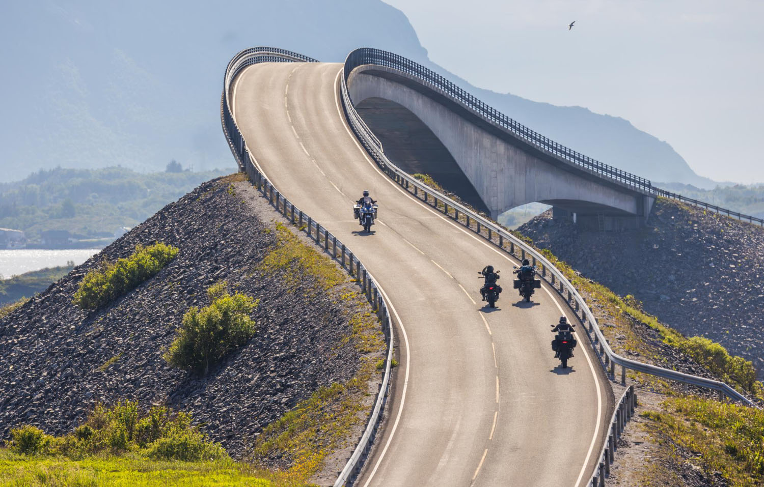 Motociclisti su strada panoramica sopraelevata e tortuosa