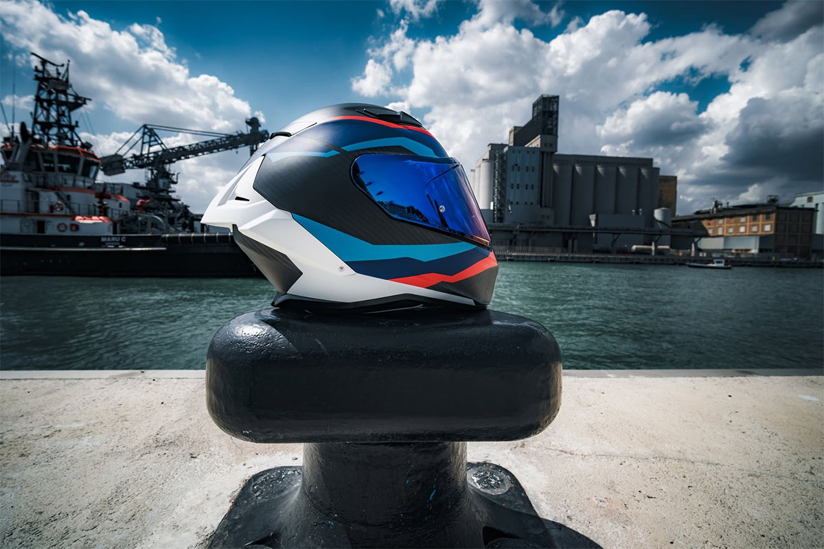 Casco da moto moderno su bitta portuale